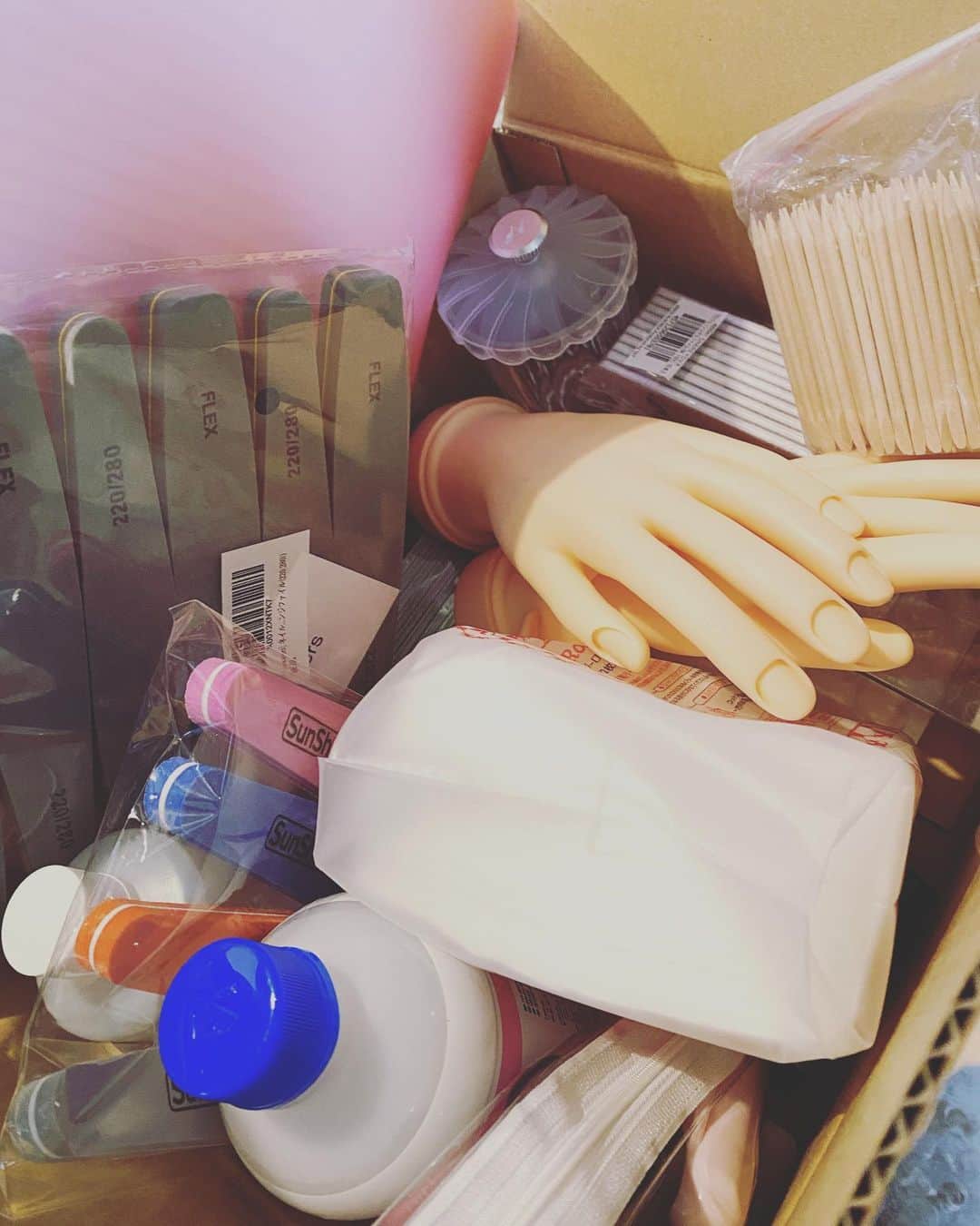 大谷雅恵のインスタグラム：「研修に必要な道具の新入りです。  この他にも決まった服装があるのでシーインで購入、到着待ち。  どんどんお金が。。。  初期投資！  #ネイリスト #正社員 #研修 #大手ネイルサロン」