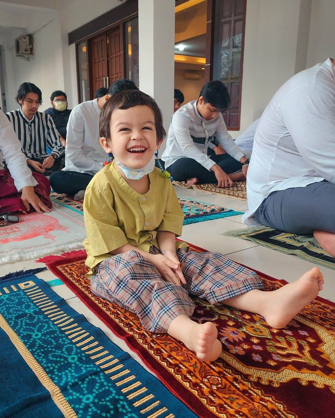 Kimberly Ryderさんのインスタグラム写真 - (Kimberly RyderInstagram)「Taqabbalallahu minna wa minkum… 🙏🏼 Mohon maaf lahir dan batin ya semua! 💚  Seneng bisa ngajak Aisyah dan Rayden shalat Eid pertama kali hari ini. Kayak bawa boneka, pakein mukena, ngajarin ikutin shalatnya (diikutin loh sampai sujud2nya semua 🥹). MasyaAllah anak belum 2.5 tahun ini… 🤗」4月22日 12時10分 - kimbrlyryder