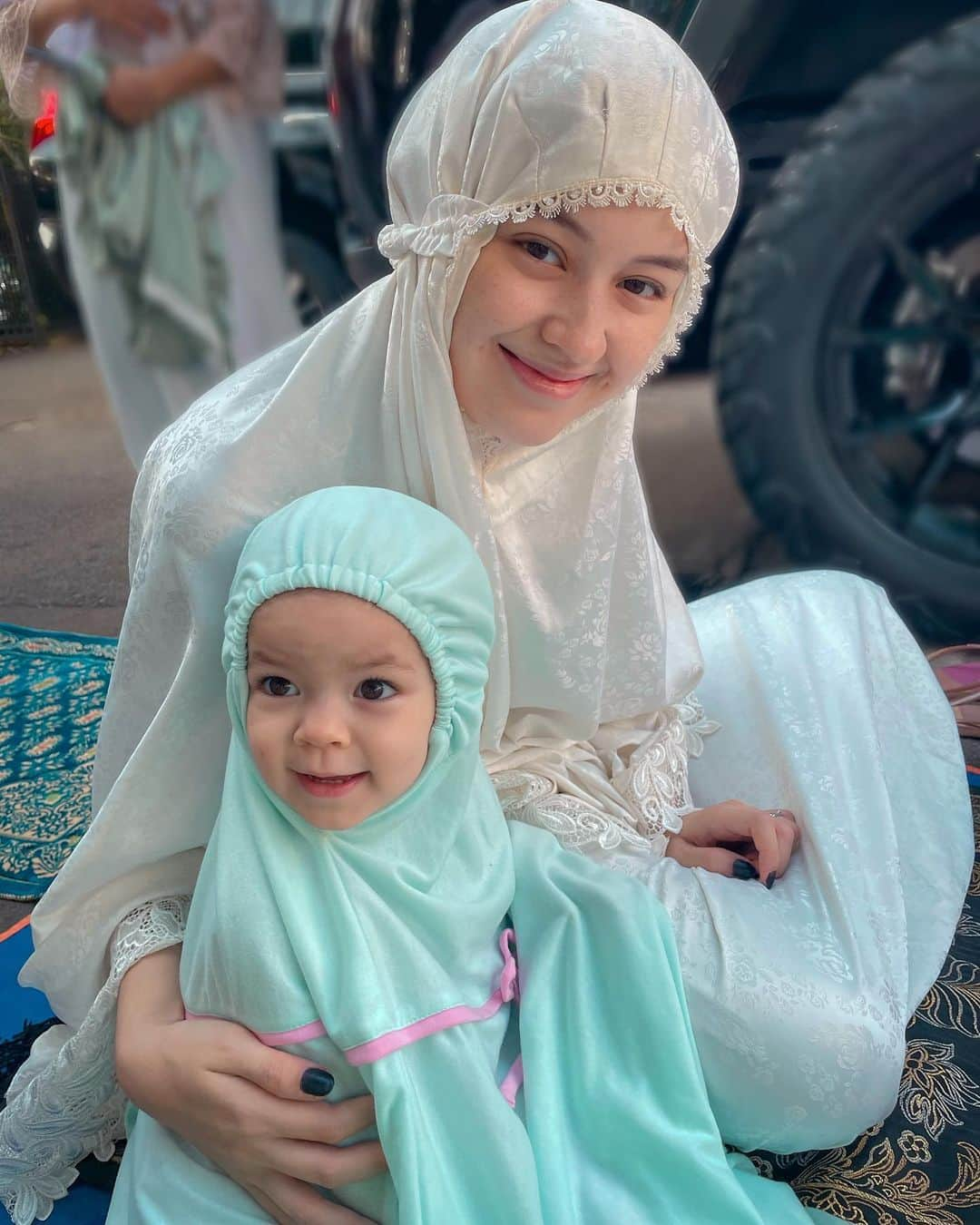 Kimberly Ryderさんのインスタグラム写真 - (Kimberly RyderInstagram)「Taqabbalallahu minna wa minkum… 🙏🏼 Mohon maaf lahir dan batin ya semua! 💚  Seneng bisa ngajak Aisyah dan Rayden shalat Eid pertama kali hari ini. Kayak bawa boneka, pakein mukena, ngajarin ikutin shalatnya (diikutin loh sampai sujud2nya semua 🥹). MasyaAllah anak belum 2.5 tahun ini… 🤗」4月22日 12時10分 - kimbrlyryder