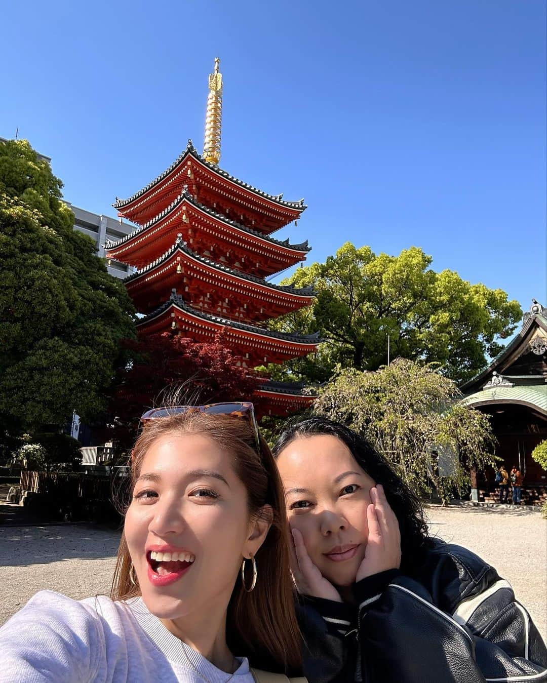 上原歩さんのインスタグラム写真 - (上原歩Instagram)「🌳⛩️🌳  福岡の博多にある東長寺 この界隈で最古級の歴史ある寺院で 空海が作ったと伝わる場所です  五重塔も美しいのですが 写真NGの木造の大仏様の圧巻といったら。 見透かされてる。と誰もが思うはず🫢  そしてこちらのもうひとつの見所は地獄めぐり  真っ暗な道を手すりを頼りに歩くのです。 友達はずっとこわいこわいと言っていて 私はずっと笑っていました😂  お化け屋敷は絶対に入りませんが こちらは大丈夫でした🙆🏻‍♀️ 楽しかった❤️  福岡日記✍️vol.4  ・ __________________________________________________  #love #life #loveislove #fukuoka  #japan #福岡 #東長寺」4月22日 12時15分 - ayumiuehara