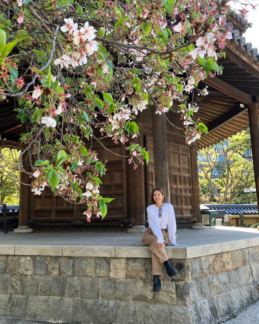 上原歩さんのインスタグラム写真 - (上原歩Instagram)「🌳⛩️🌳  福岡の博多にある東長寺 この界隈で最古級の歴史ある寺院で 空海が作ったと伝わる場所です  五重塔も美しいのですが 写真NGの木造の大仏様の圧巻といったら。 見透かされてる。と誰もが思うはず🫢  そしてこちらのもうひとつの見所は地獄めぐり  真っ暗な道を手すりを頼りに歩くのです。 友達はずっとこわいこわいと言っていて 私はずっと笑っていました😂  お化け屋敷は絶対に入りませんが こちらは大丈夫でした🙆🏻‍♀️ 楽しかった❤️  福岡日記✍️vol.4  ・ __________________________________________________  #love #life #loveislove #fukuoka  #japan #福岡 #東長寺」4月22日 12時15分 - ayumiuehara