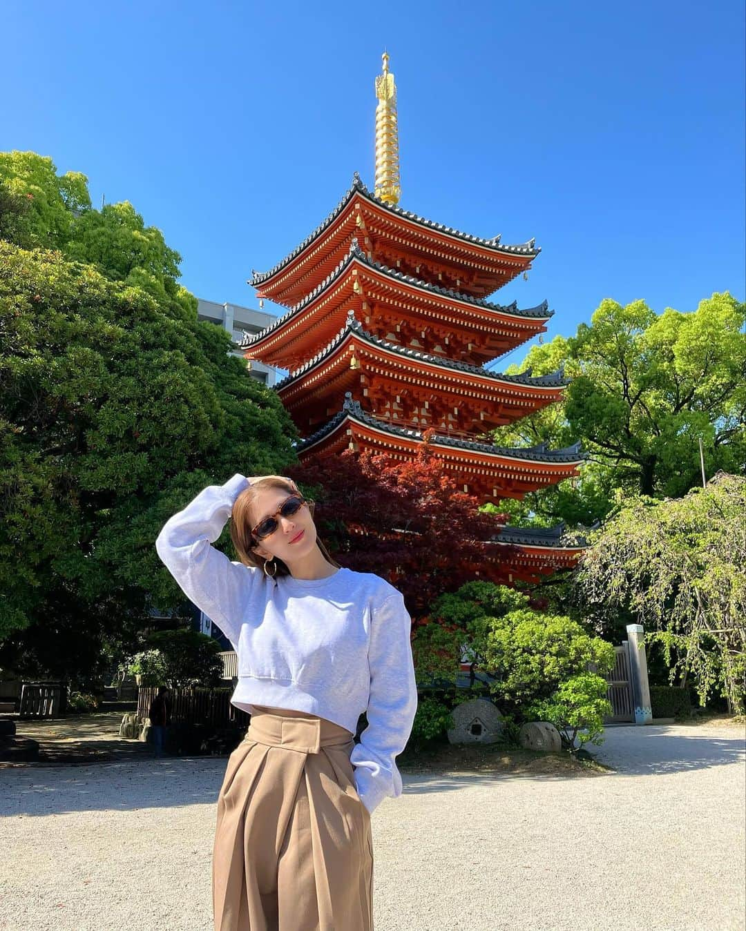 上原歩さんのインスタグラム写真 - (上原歩Instagram)「🌳⛩️🌳  福岡の博多にある東長寺 この界隈で最古級の歴史ある寺院で 空海が作ったと伝わる場所です  五重塔も美しいのですが 写真NGの木造の大仏様の圧巻といったら。 見透かされてる。と誰もが思うはず🫢  そしてこちらのもうひとつの見所は地獄めぐり  真っ暗な道を手すりを頼りに歩くのです。 友達はずっとこわいこわいと言っていて 私はずっと笑っていました😂  お化け屋敷は絶対に入りませんが こちらは大丈夫でした🙆🏻‍♀️ 楽しかった❤️  福岡日記✍️vol.4  ・ __________________________________________________  #love #life #loveislove #fukuoka  #japan #福岡 #東長寺」4月22日 12時15分 - ayumiuehara