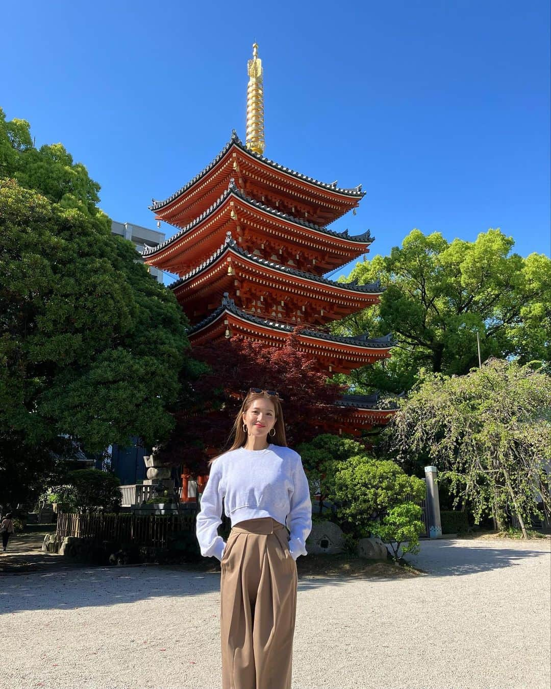 上原歩さんのインスタグラム写真 - (上原歩Instagram)「🌳⛩️🌳  福岡の博多にある東長寺 この界隈で最古級の歴史ある寺院で 空海が作ったと伝わる場所です  五重塔も美しいのですが 写真NGの木造の大仏様の圧巻といったら。 見透かされてる。と誰もが思うはず🫢  そしてこちらのもうひとつの見所は地獄めぐり  真っ暗な道を手すりを頼りに歩くのです。 友達はずっとこわいこわいと言っていて 私はずっと笑っていました😂  お化け屋敷は絶対に入りませんが こちらは大丈夫でした🙆🏻‍♀️ 楽しかった❤️  福岡日記✍️vol.4  ・ __________________________________________________  #love #life #loveislove #fukuoka  #japan #福岡 #東長寺」4月22日 12時15分 - ayumiuehara