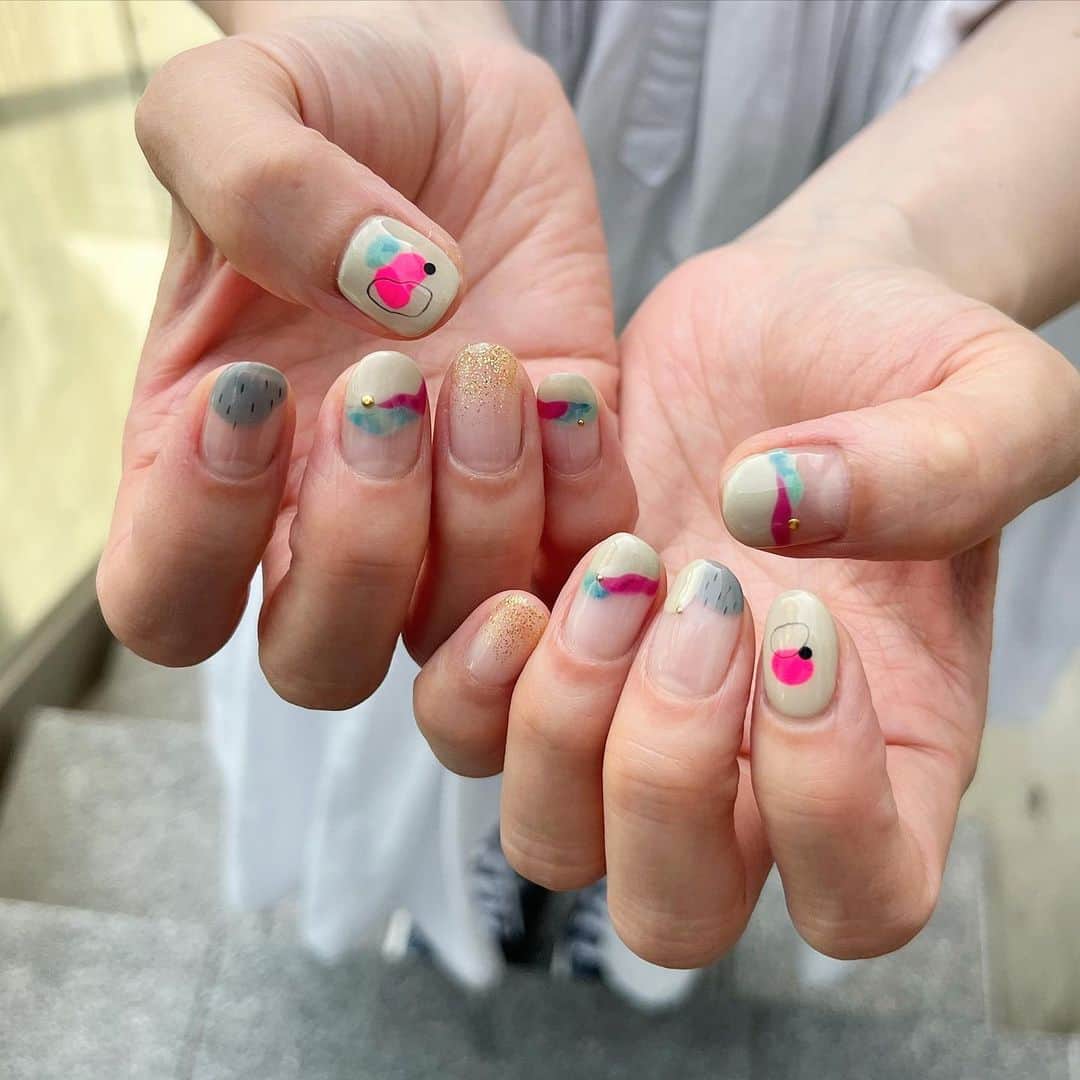 赤木 桃 #ちゃんものインスタグラム：「画集の表紙の色合いで🎨📚」