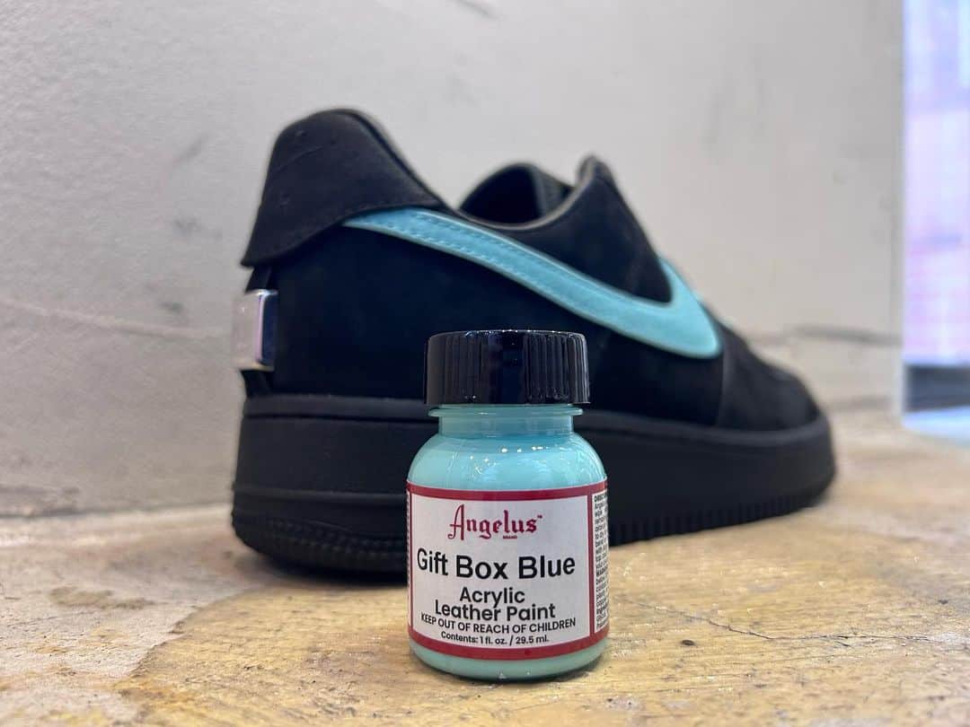 Sneaker At Randomのインスタグラム：「. ギフトボックスブルー再入荷してます！ 人気カラーの為早めのご購入オススメします！  #sneakeratrandom#スニーカーアトランダム#junkyard#ジャンクヤード#sneaker#スニーカー#スニーカー修理#スニーカーカスタム#市川#本八幡#梅田#阪神梅田本店#心斎橋#高円寺#angeluspaint#アンジェラスペイント#arata#アラタ#insoles#インソール#中敷き#shoeguard#シューガード」