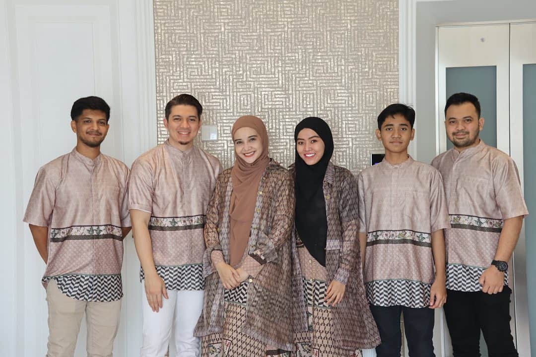 Zaskia Sungkarのインスタグラム：「Alhamdulillahilladzi bi ni’matihi tatimush sholihaat  Selamat lebaran 🖤🖤🖤 #RayawithZS @zaskiasungkarjakarta」