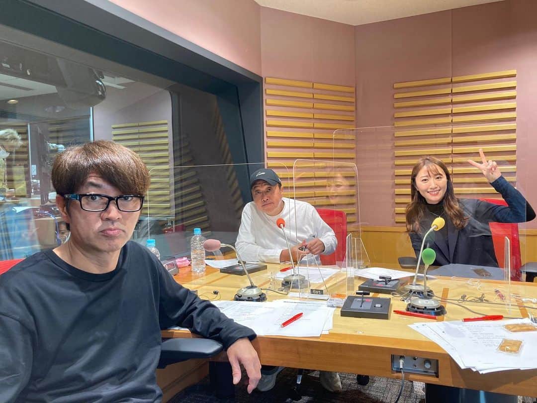小山愛理のインスタグラム：「⁡ 今日のさまラジは春の特大号🌷 16時10分までの拡大放送です！！ ⁡ 「ここが違うよミムちゃんタケちゃん！」のリスナーメール、白熱のサザンクイズなど盛りだくさん😆 ⁡ 15時からニッポン放送でよろしくお願いします📻」