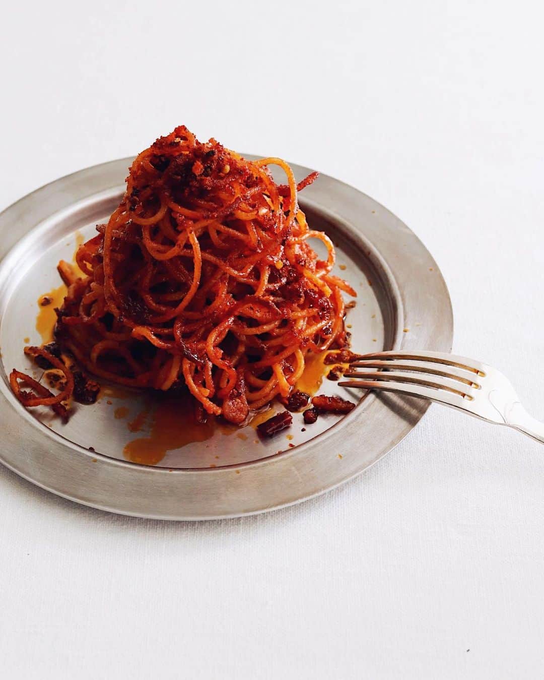 樋口正樹のインスタグラム：「Spaghetti all’assassina 🍝 . 暗殺者のパスタを 作って食べたとこ 死ななかったけど 口の中を負傷した🔥 名が暗殺者だけに なにかと問題あり🤗 . ちなみにトマトの リコピンは加熱で 吸収率が高まって👍 . . . #暗殺者のパスタ #spaghettiallassassina #spagetti #spaghetti #pastalover #pastagram #italianfood #italianlover #spaghettiallassassina」