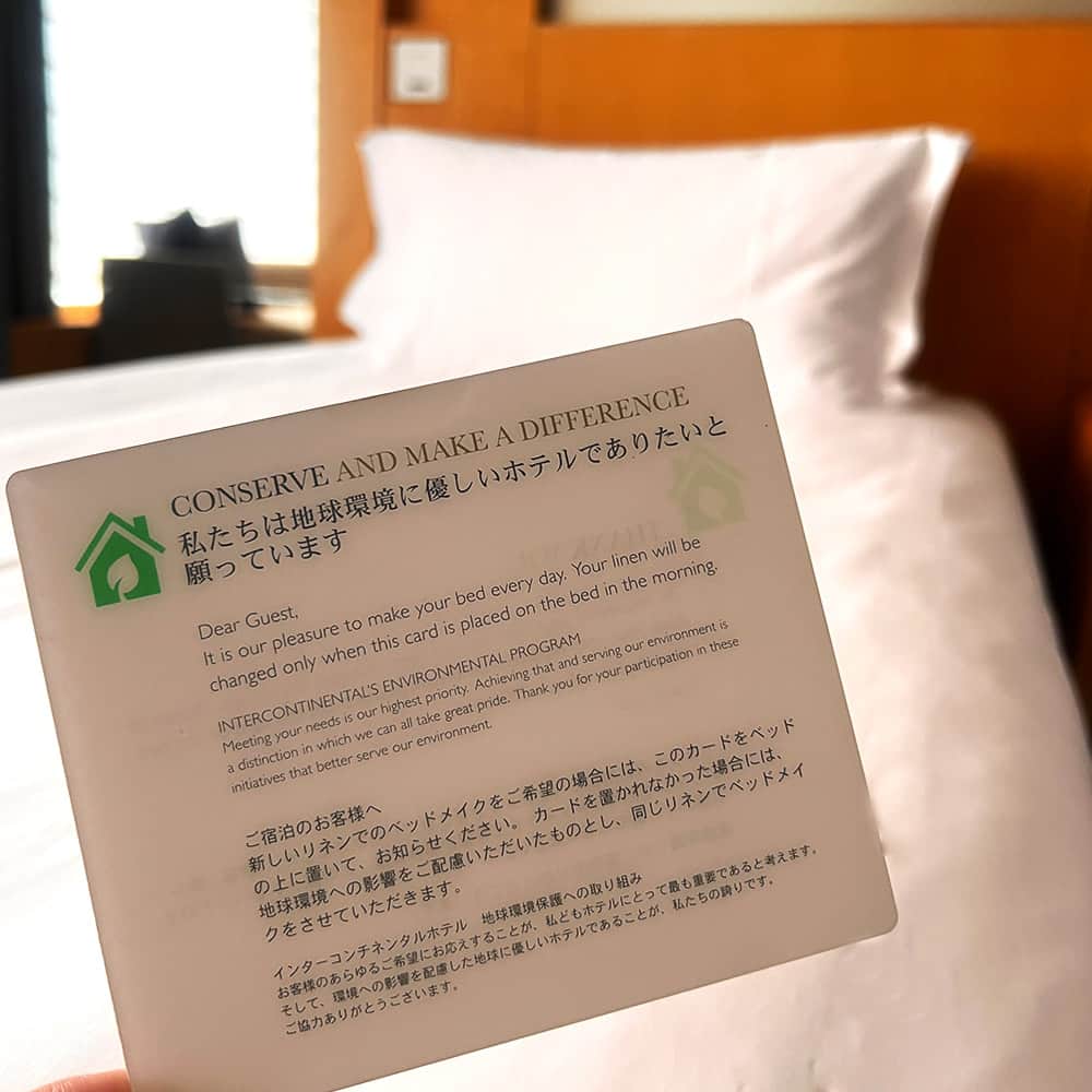 のインスタグラム：「本日4月22日は「#アースデー」。地球環境のための取り組みの一環として、当ホテルではバスルームの小型アメニティを撤去しバルクサイズ（ポンプボトル）のアメニティ導入や、連泊時の客室におけるリネン不交換の実施をしております。客室でご利用いただくタオルやシーツなどのリネンの再利用を呼びかけ、2泊目以降は交換をしない取り組みで、リネン再利用への協力を仰ぐことで洗濯の際に排出される汚水削減を図っています。  新しいリネンでのベッドメイクをご希望の場合、カードをベッドの上に置いてください。 これからも地球にやさしいホテルづくり、SDGs（持続可能な開発目標）の実現に貢献できるよう努めてまいります。  🌍🌳🌎🌲🌏 #ヨコハマグランドインターコンチネンタルホテル #アースデイ  #ホテルステイ  #earthday #JourneytoTomorrow #IHG #sustainability #intercontinentalyokohamagrand #yokohamahotel」