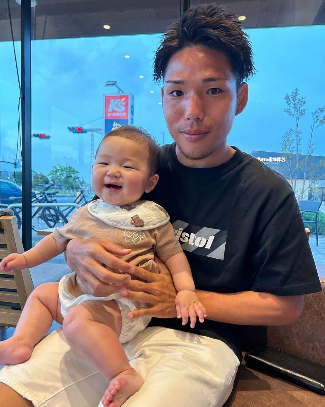 榊翔太さんのインスタグラム写真 - (榊翔太Instagram)「長かった髪をNU. by and lifeでバッサリ整えていただきました💇✨  お店の雰囲気も良くてとてもリラックスできる空間で最高でした😊  YUUSUKEさんありがとうございました🙇‍♂️  @nu.byandlife  @nu._yuusuke  #市原市  #五井駅西口  #美容室  #メンズカット」4月22日 12時40分 - shota.sakaki