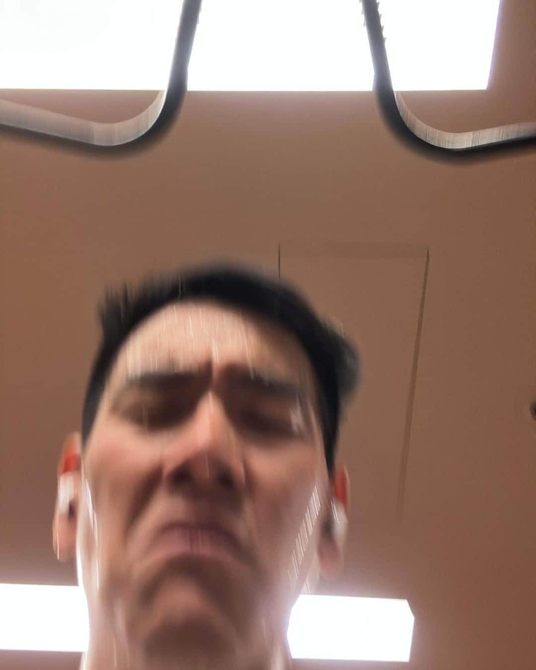 エディ・ポンのインスタグラム：「#sweatthefatout 🏋️‍♂️🫡🥲」