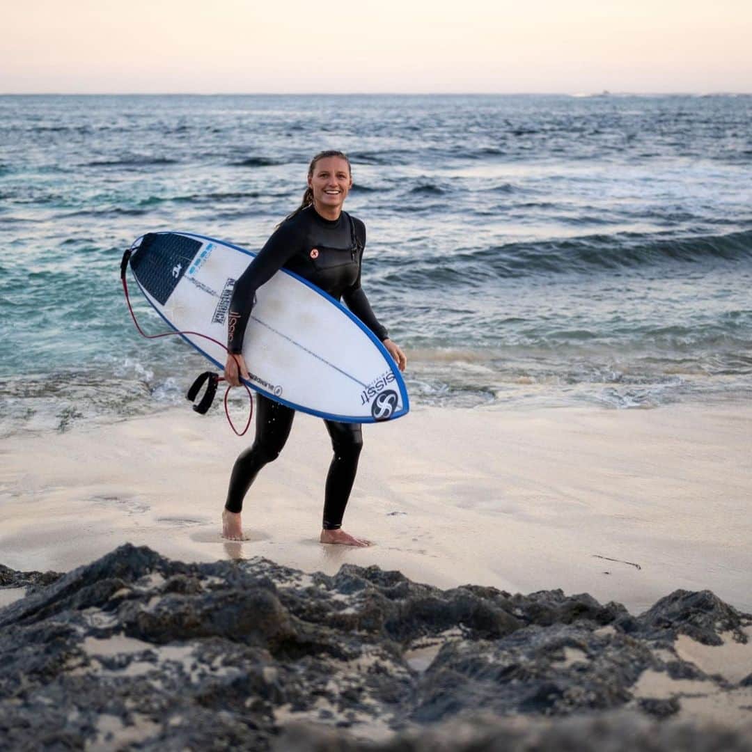 レイキー・ピーターソンのインスタグラム：「Excited to get back in the jersey today! Waves are cooking! 🙌🏼 I’ll be coming up in heat 4 Photo - @tallteef」