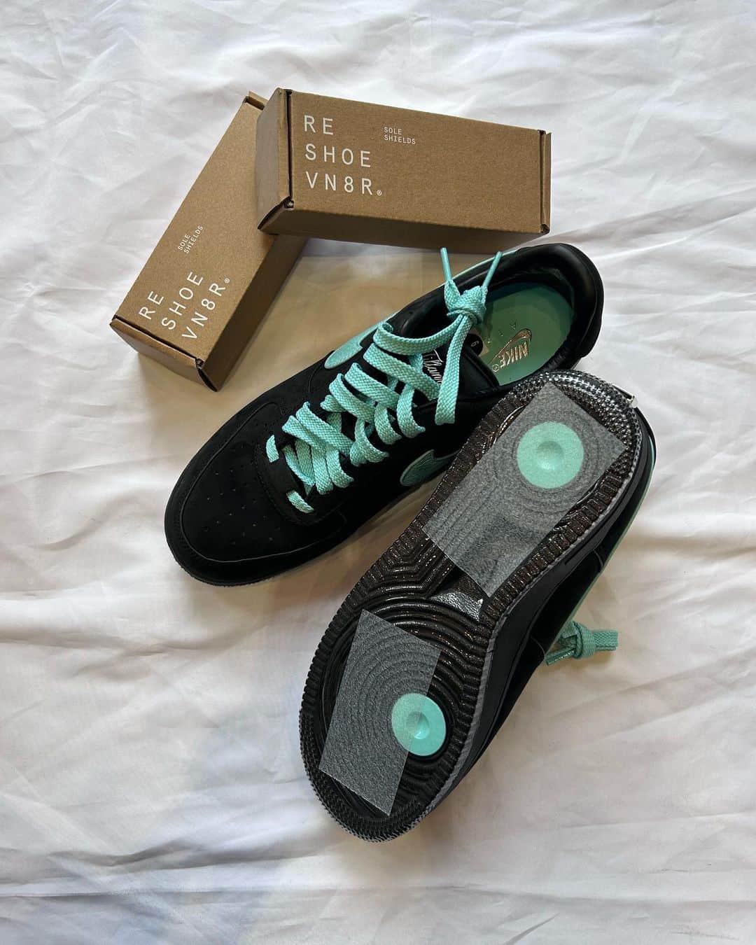 Sneaker At Randomのインスタグラム：「. ソールシールド  当社ではソールシールドの販売、取り付けを行っております。 モデルによってはサイドを綺麗にカットすることも可能です。  #sneakeratrandom#スニーカーアトランダム#junkyard#ジャンクヤード#sneaker#スニーカー#スニーカー修理#スニーカーカスタム#市川#本八幡#梅田#阪神梅田本店#心斎橋#高円寺#angeluspaint#アンジェラスペイント#arata#アラタ#insoles#インソール#中敷き#shoeguard#シューガード」