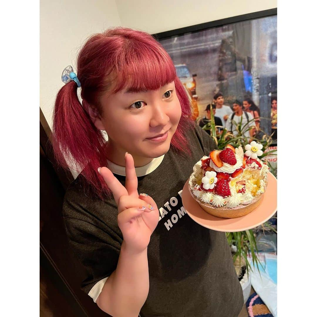 ぺえのインスタグラム：「今日は31歳の誕生日です❤️‍🔥🎂  なんだかとても心が開放的で 涙も輝き始めた気がします。 最近はジメジメした暗い涙ではなく 自分を高めてくれる、そんな涙に ようやく出会えています。  今まで見て見ぬふりをして 諦めかけていた重い扉にも 立ち向かってみようかなって 少し前向きになれそうな31歳のあたしがいます👶🏻  自分の感情に嘘をつかずに 何かを掴むことを恐れずに 丁寧にゆっくりと人生を踏みしめて 生きていこうと思います！  自分にとって温もりを感じる道を 優しさを感じる人間を 選択する人生を歩んでいきたい。  忘れられない笑顔に たくさん出会える31歳になりますように🌼  こんなあたしを愛してくれてありがとう🌈」