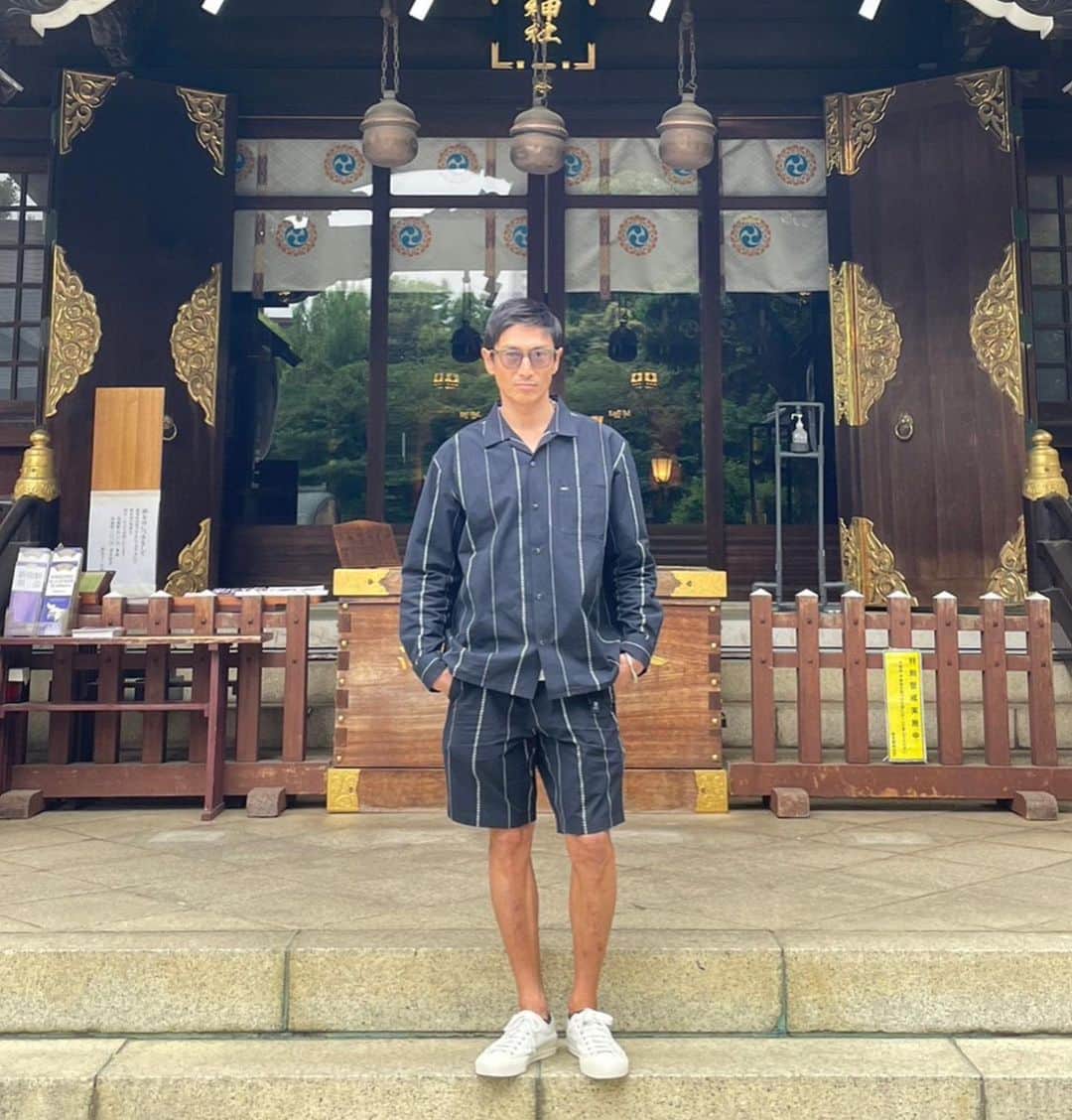 伊勢谷友介のインスタグラム：「東京は新宿にある熊野神社にて。 　これからの季節、しっかりした大人にも、しっくりな特注ジャガード生地のセットアップ。 　旅先で少し上質なものを着たい時にも良きですね。  @roark_japan  #roark #roarkrevivalcanada  #bystreet_or_bytrail  #ロアーク  #ロアークリバイバル」