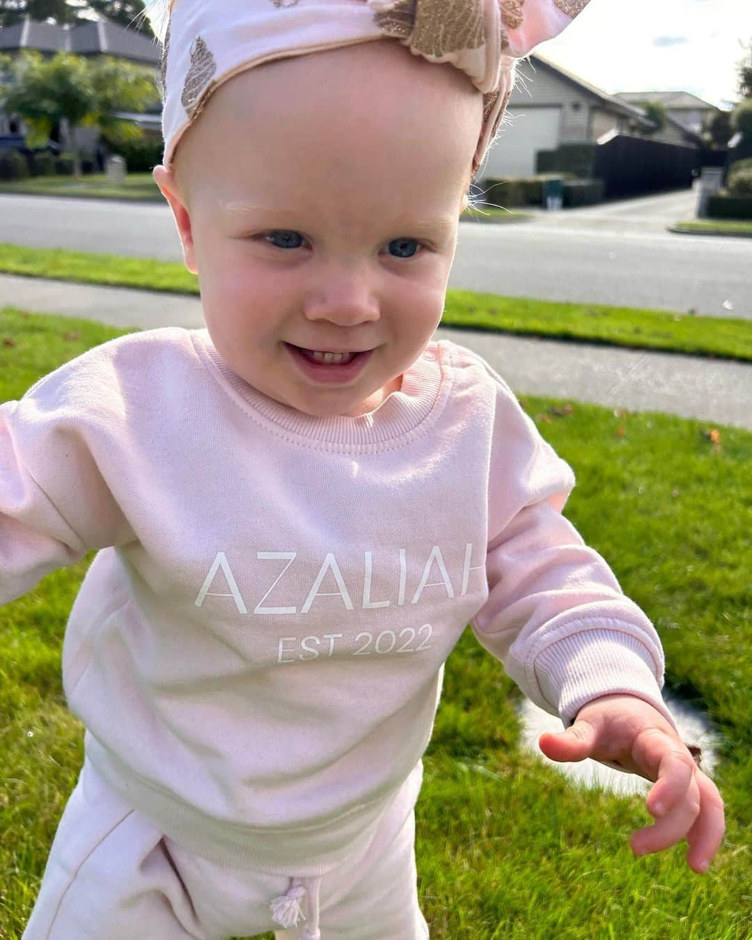 アンジェラ・ペティさんのインスタグラム写真 - (アンジェラ・ペティInstagram)「We think Azaliah looks pretty cute in her new tracksuit 💓🤍」4月22日 12時44分 - angie_run800m