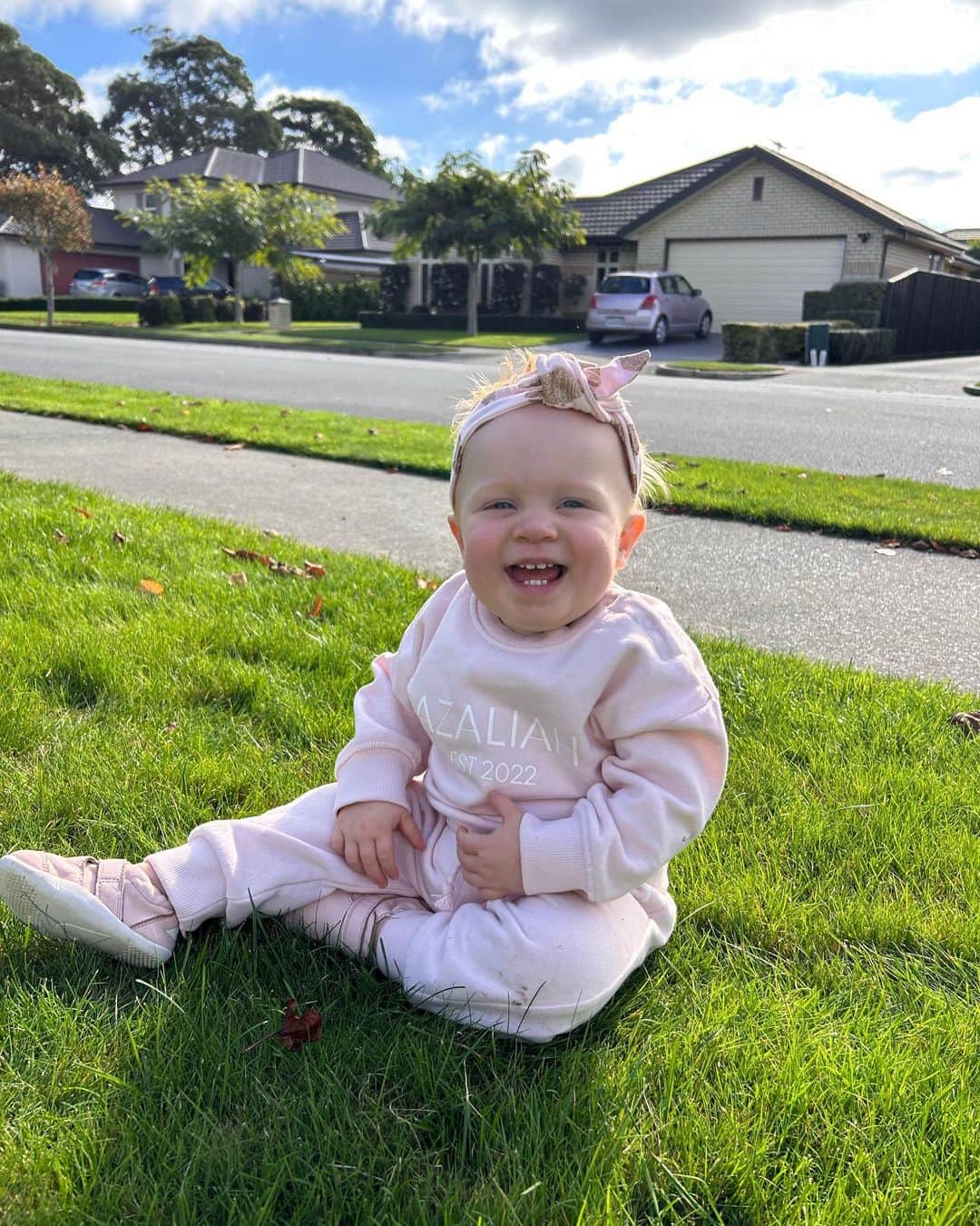 のインスタグラム：「We think Azaliah looks pretty cute in her new tracksuit 💓🤍」