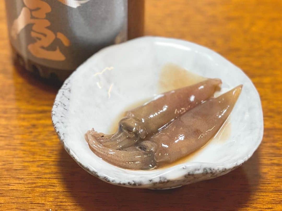 青木栄美子さんのインスタグラム写真 - (青木栄美子Instagram)「. 【富山の春の使者】  春から初夏にかけて 県外から来たお酒が好きな方に 絶ッッ…対食べてもらいたいのが 【ホタルイカの沖漬け】🦑✨  地酒と合わせて食べたい 富山の旬のお料理です🍶✨  富山産は特別身が大きくて とってもクリーミーです🎵  良い感じにつけ上がりました！🦑  @aomasa.himi  民宿あおまさ  #ホタルイカ  #ホタルイカの身投げ  #ホタルイカレシピ  #ホタルイカの沖漬け  #ホタルイカ沖漬け  #富山 #富山グルメ  #富山グルメ巡り  #北陸 #北陸グルメ  #北陸新幹線  #北陸観光 #北陸旅行  #サウナ旅行  #サウナ飯」4月22日 12時47分 - emikooo000