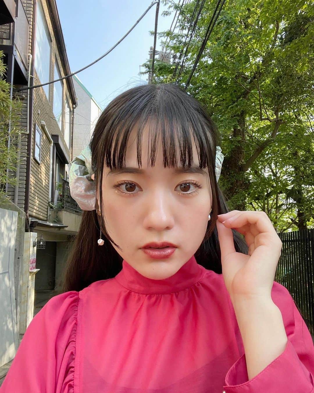 みこのインスタグラム：「ふたつくくり（東京では”ふたつ結び”と呼ぶ人がおおいみたいですね。）を後ろのほうで結ぶのがマイブーム。  髪がながくなったからこそできるようになったスタイル。💎  ヘアアレンジは得意なほうではないのですが・・・あんまり髪がきれいに伸ばせたので、最近はいろいろと楽しんでます💇‍♀️💎  三つ編みもこの長さになってくると、編める範囲が多くて説得力(?)が出てくる！  三つ編みってやっぱりかわいい。  このあいだ、ヘアメイクさんにおしえていただいて、三つ編みを輪っかにしていたら恋人が褒めてくれました🍒  いつまで経っても褒め合える関係でいたいです🤝🎀  ちなみに、最近よく質問してもらえる目のしたのキラキラは @didion_beauty のラメです💎  これつけるだけでメイクが一気にかわいくなる・・・私みたいにメイクあまり得意じゃない人にもおすすめ。𓆛𓆜𓆝𓆞𓆟  #ヘアアレンジ　#春コーデ」
