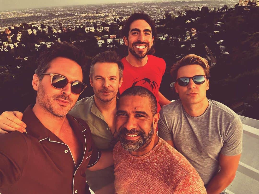 オリバー・キエラン・ジョーンズのインスタグラム：「Friday Night LIGHTS ✨ 🌅 ⭐️ #sunset #sunsets #sunsetlovers #sunsetphotography #theboyz #dinnerparty #hollywood #hollywoodhills #light」