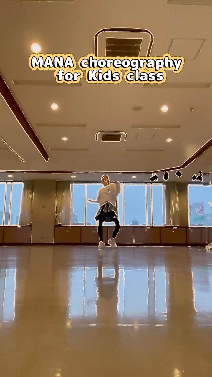 Dance MANAのインスタグラム：「ほんとは、Jazz funk、R&B、Jazz dance、ガールズヒップホップ、キャバレーダンスが私のメインの教えジャンルだけど、男の子が来てくれるクラスも多く、キッズレッスンでは、ここのところずっとHiphop系の振り付け率高め！👟  レッスン後に時間がある日には、生徒に振り付けをした曲をなぞり返しつつ、自分の練習を少し💡💃練習したいスイッチ入った時にやらないと、練習やれないタイプw  なんせズボラ人間なので、あまり高過ぎる目標を持つと、達成できなかった時にはイライラするので、いつも、【目標は低く設定。できる時にできることを少しだけ。達成したら、また次の、低い設定の目標】  Music: @djkhaled @sza   #dancer #choreography #choreographer #japanesedancer #sza #djkhaled #justus #ダンス動画 #hiphop #rnb」