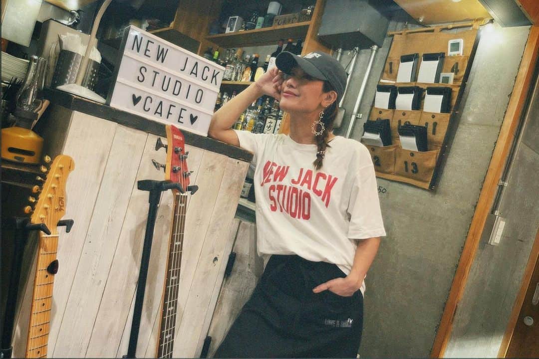 片桐舞子のインスタグラム：「NEW JACK STUDIO CAFE☕️  名物は店長が厳選した豆で淹れるコーヒーと、料理長が作るこだわりのペペロンチーノ🍝  …笑  新曲「東京」のMVで撮影協力いただきました、駒澤大学前にあるカフェ @goldentimeisyours 🌞  デビュー前、MAY'S結成直後1番最初に仲良くなった音楽仲間の @ryo_freeasybeats @takugoto 兄弟のお店です🍽  お兄ちゃん、拓さん、ありがとう🙏  是非みなさんも、美味しいご飯を食べに行ってみてね🫧  今日は愛知、豊田市民文化会館で歌います🎙 リディアダンスアカデミーさんとのコラボステージ、楽しみです🌈  live schedule ➴⡱  5.4 mellow room 代々木LODGE(久々ソロ出演)  5.6 ALOHA FES. レイクタウンkaze(観覧無料)  5.28 MAY’S BIRTHDAY LIVE “57531” (2公演全曲別セトリ、超大事なワンマンなので宜しくね)  #mays#東京#東京カフェ#駒澤大学カフェ #goldentimeisyours #newjackstudiocafe#カフェやろかな」