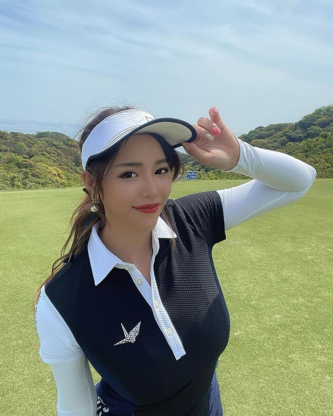 あやのさんのインスタグラム写真 - (あやのInstagram)「東京ベイサイドゴルフコース⛳️  この日は午後スルーでした！ ゴルフの調子も戻ってきて とっても楽しかったぁ！ アイアンショットが快感🏌️‍♀️  wear ワンピース　 @1piu1uguale3_golf  アームカバー　@1piu1uguale3_golf   このwear男女共に めちゃくちゃ好評でDMを たくさん頂きました！☺️✨✨ 着心地がとっても気持ち良くて 丈感も最高、デザインも可愛いし 伸縮性あるのでスイングも快適 フィニッシュのバックスタイルも めっちゃいい！！ 色違いでほしいレベル❣️  今季の新作だから是非 手にとってみてみてね♪  メンズバージョンもとっても かっこいのでカップルや仲間内での リンクコーデなんかもおすすめだよ😍  今季も私服よりゴルフウエアが 欲しくなっちゃうレベルで 可愛いのたくさんで困っちゃう👗⛳️✨💓  #golf#golfwear #golfswing  #golflife #golfday  #ゴルフ#ゴルフ女子 #ゴルフウエア #골프#골프웨어#골프여자」4月22日 13時02分 - _ayano_golf