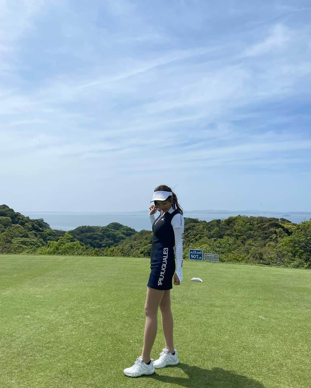 あやのさんのインスタグラム写真 - (あやのInstagram)「東京ベイサイドゴルフコース⛳️  この日は午後スルーでした！ ゴルフの調子も戻ってきて とっても楽しかったぁ！ アイアンショットが快感🏌️‍♀️  wear ワンピース　 @1piu1uguale3_golf  アームカバー　@1piu1uguale3_golf   このwear男女共に めちゃくちゃ好評でDMを たくさん頂きました！☺️✨✨ 着心地がとっても気持ち良くて 丈感も最高、デザインも可愛いし 伸縮性あるのでスイングも快適 フィニッシュのバックスタイルも めっちゃいい！！ 色違いでほしいレベル❣️  今季の新作だから是非 手にとってみてみてね♪  メンズバージョンもとっても かっこいのでカップルや仲間内での リンクコーデなんかもおすすめだよ😍  今季も私服よりゴルフウエアが 欲しくなっちゃうレベルで 可愛いのたくさんで困っちゃう👗⛳️✨💓  #golf#golfwear #golfswing  #golflife #golfday  #ゴルフ#ゴルフ女子 #ゴルフウエア #골프#골프웨어#골프여자」4月22日 13時02分 - _ayano_golf