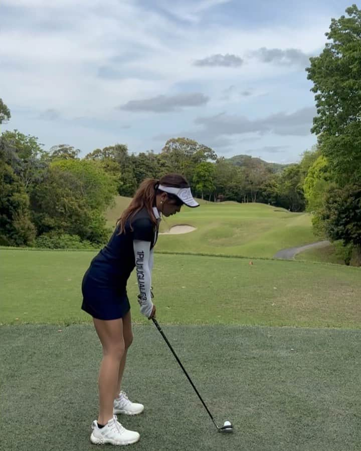 あやののインスタグラム：「東京ベイサイドゴルフコース⛳️  この日は午後スルーでした！ ゴルフの調子も戻ってきて とっても楽しかったぁ！ アイアンショットが快感🏌️‍♀️  wear ワンピース　 @1piu1uguale3_golf  アームカバー　@1piu1uguale3_golf   このwear男女共に めちゃくちゃ好評でDMを たくさん頂きました！☺️✨✨ 着心地がとっても気持ち良くて 丈感も最高、デザインも可愛いし 伸縮性あるのでスイングも快適 フィニッシュのバックスタイルも めっちゃいい！！ 色違いでほしいレベル❣️  今季の新作だから是非 手にとってみてみてね♪  メンズバージョンもとっても かっこいのでカップルや仲間内での リンクコーデなんかもおすすめだよ😍  今季も私服よりゴルフウエアが 欲しくなっちゃうレベルで 可愛いのたくさんで困っちゃう👗⛳️✨💓  #golf#golfwear #golfswing  #golflife #golfday  #ゴルフ#ゴルフ女子 #ゴルフウエア #골프#골프웨어#골프여자」