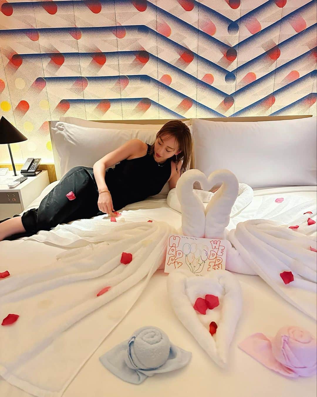 秋倉諒子のインスタグラム：「❤️🦢 いつも夫がお世話になっているW大阪さん🥹🍾 こんなに素敵なおもてなしをしてくださるホテルありますか💐本当にいつもありがとうございます♡感動したぁ @ko_ryoko.official アカウントとTikTokにも動画上げちゃう🙈笑 #wosaka#w大阪#大阪#大阪ホテル」
