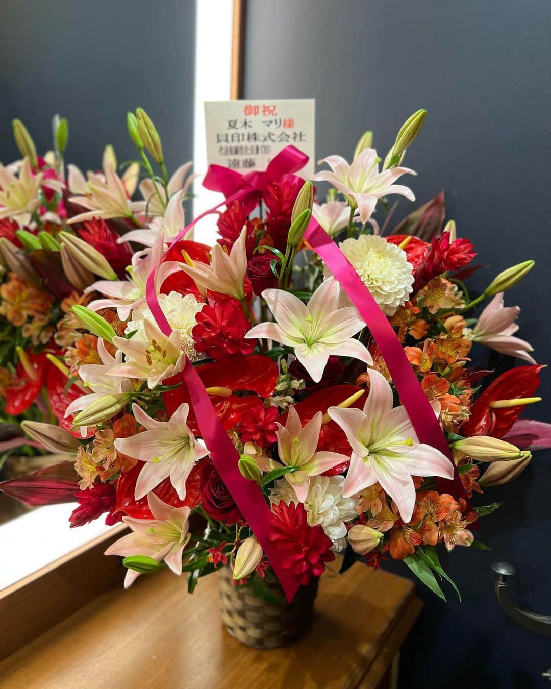 夏木マリさんのインスタグラム写真 - (夏木マリInstagram)「#箱からシリーズ #お花シリーズ #thankyou  @bluenotetokyo  #love  ブルーノート東京には、たくさんのお花を頂戴しました💐  ありがとうございます！」4月22日 13時19分 - mari_natsuki