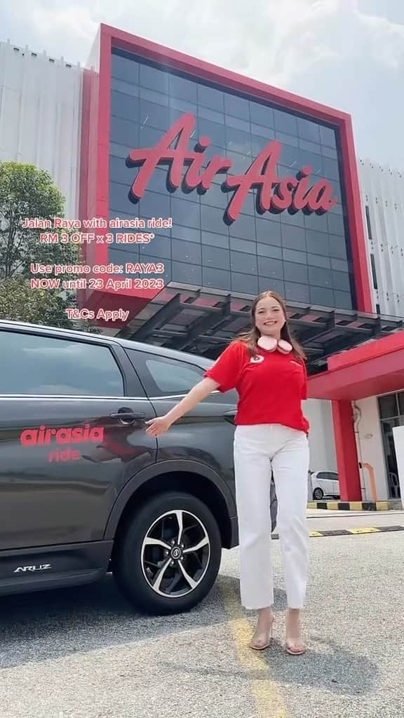 エアアジアのインスタグラム：「Wishing everyone Selamat Hari Raya! 🌙🫶🏻 LAST 2 DAYS before our biggest SUPER RAYA SALE of the month ends! Use code RAYA3 to get RM3 OFF x 3 RIDES today ✨  Happy long weekend, everyoneee 🚗💨  #eid #selamathariraya #airasiasuperapp #airasiaride #eidmubarak」