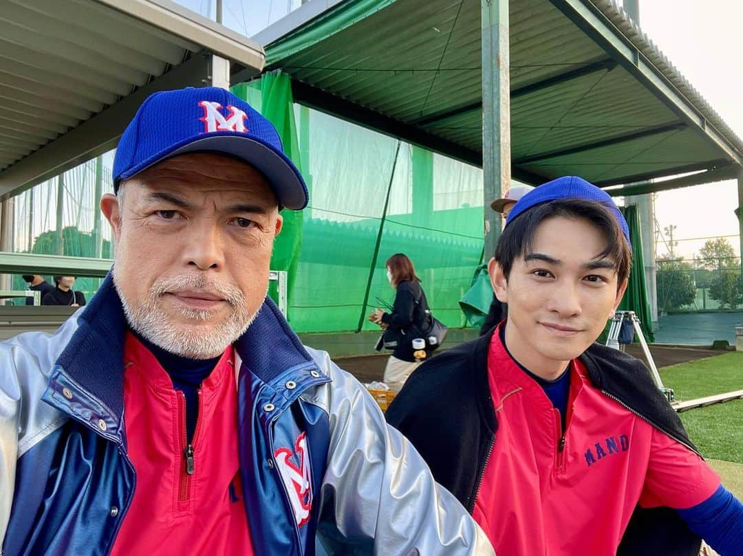田中要次のインスタグラム：「本日4/22夜22時〜WOWOW『ドラフトキング』第3話より「社会人 (ノンプロ) のスペシャリスト」に出演します！ 万田自動車野球部の監督：猪俣繁を演じます。当野球部のエース：阿比留一成役は町田啓太氏。彼とは『二階堂家物語』では親子、『太陽とボレロ』では楽団員として共演し、3度目の今回は監督と選手。とても縁が あるよっ。どうぞお楽しみに！ #WOWOW #ドラフトキング #ムロツヨシ #町田啓太 #田中要次」