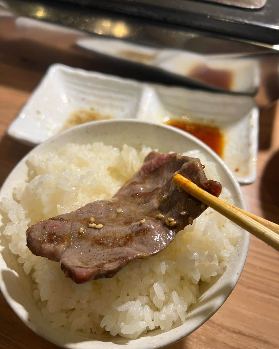 平アスカさんのインスタグラム写真 - (平アスカInstagram)「きのうはモニカと焼肉デート🥩❤️ 巣鴨にある @yakiniku.nikuzaru に行ってきたんだけど一つ一つのお肉がお口の中でとろんてとろけて2人で「うまっ！！！」っていいまくってた😍 白ごはんと一緒に食べずにはいられなかったです😅🫶🏽🍚 ぜんぶ美味しかったけどお気に入りは特上薄切りタンとイチボかなあ、、、♡ 冷麺までふたりでペロリでした🤤 . 巣鴨の下町感もいいし、こんな美味しいお肉がリーズナブルに食べれるのは本当にラッキーすぎる、、！ お手洗いのとこが可愛かったから2人でパシャ📷👩🏼‍❤️‍💋‍👩🏻 お近くの方、お肉好きな方に本当におすすめしたい✨✨✨ そんな愛するモニちゃんとの素敵なじかんでした💓  #焼肉牛猿 #牛猿 #焼肉 #巣鴨焼肉 #東京焼肉 #東京グルメ #焼肉デート #巣鴨」4月22日 13時34分 - asucataira