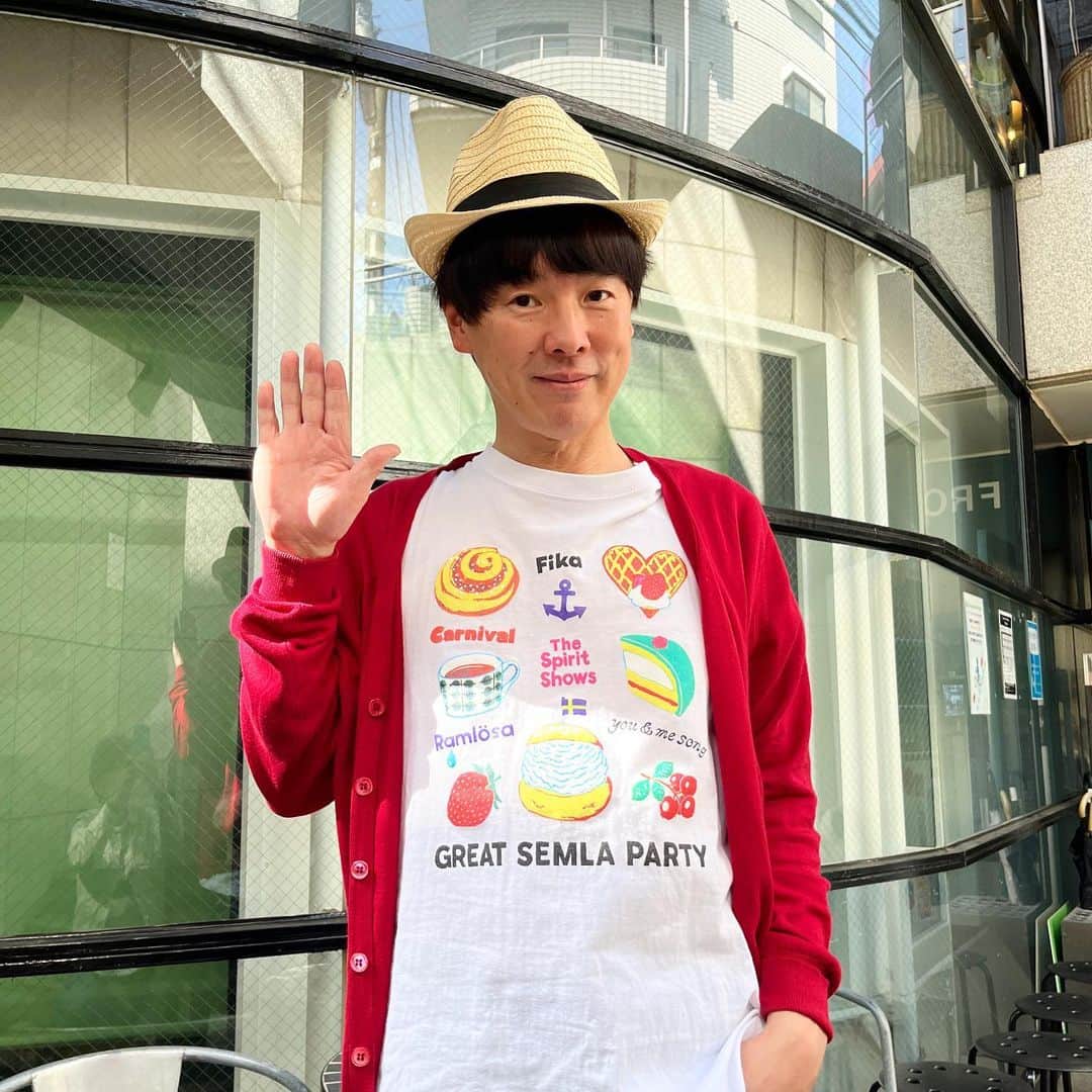 のインスタグラム：「GREAT SEMLA PARTYのファイナルから早一週間！最高に楽しくスウェディッシュなツアーでした✨❄️来て下さった皆様、ありがとうございました。ツアーTシャツもあっという間に完売 (感謝😊)！ご購入出来なかった方の為に4/27(木)まで受注販売の受付をしています。これが最後のチャンスですので、ぜひお買い逃しなく🌈  このイラストはアルバム『THE BLUE BOY』のジャケットも手掛けて下さったMasatoo Hiranoさんによるものです。最高に可愛いイラストをありがとうございました🇸🇪✨  ちなみに僕はLを着ています。175cmの僕でも少しゆったりめに感じます。オーバーサイズが好みな方は、いつもより一つ大きめでも良いかも。僕はMが良かったなとおもっています笑。  ご購入はこちらから↓ fikarast.thebase.in/items/73772004」
