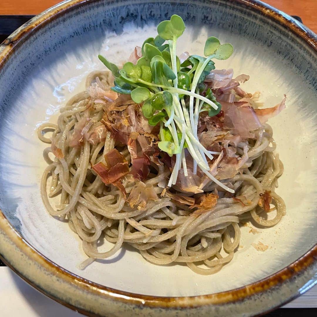 小宮山雄飛さんのインスタグラム写真 - (小宮山雄飛Instagram)「京都でも安定の蕎麦。 樹庵にて、辛味大根のその名も拷問蕎麦。 あれ、ランチタイムって小ライス付くの？というほど大量の辛味大根。 瑞々しい十割蕎麦と相性抜群です。 今日は紫明会館でライブ、この位刺激的にやります！ #ホフディラン #京都グルメ　#蕎麦」4月22日 13時31分 - yuhikomiyama