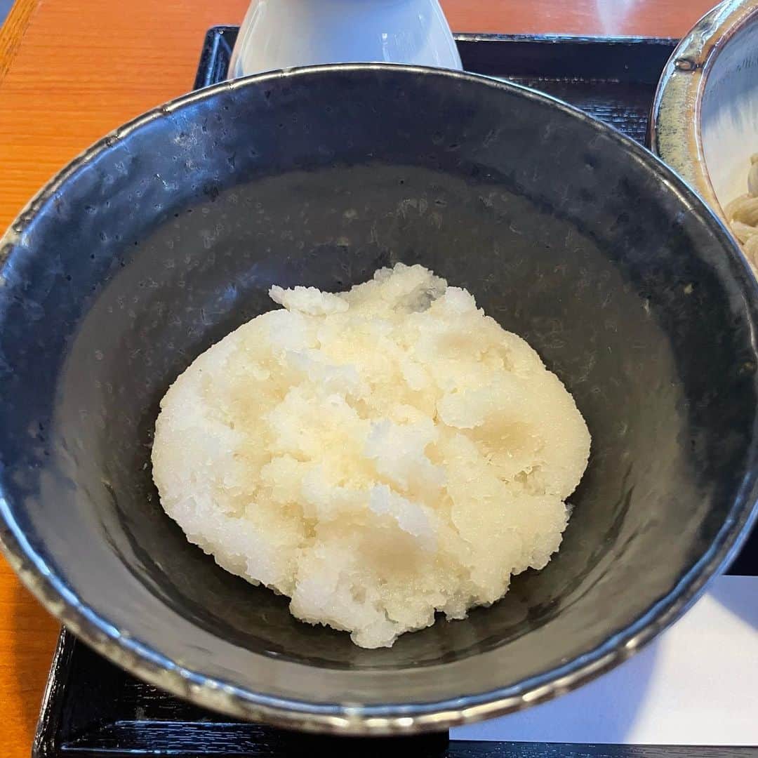 小宮山雄飛さんのインスタグラム写真 - (小宮山雄飛Instagram)「京都でも安定の蕎麦。 樹庵にて、辛味大根のその名も拷問蕎麦。 あれ、ランチタイムって小ライス付くの？というほど大量の辛味大根。 瑞々しい十割蕎麦と相性抜群です。 今日は紫明会館でライブ、この位刺激的にやります！ #ホフディラン #京都グルメ　#蕎麦」4月22日 13時31分 - yuhikomiyama