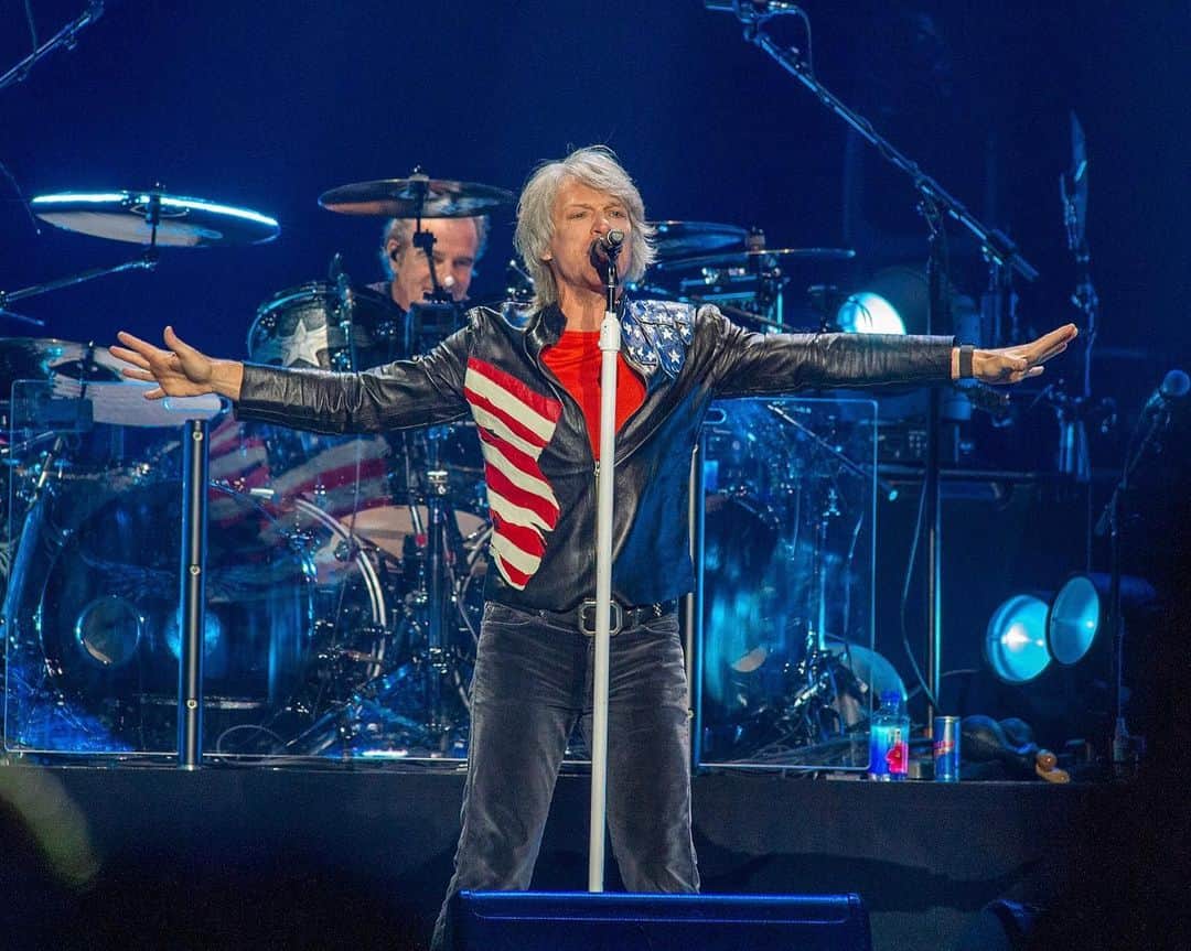 Bon Joviのインスタグラム：「Best lyrics to sing with the band live...GO!」
