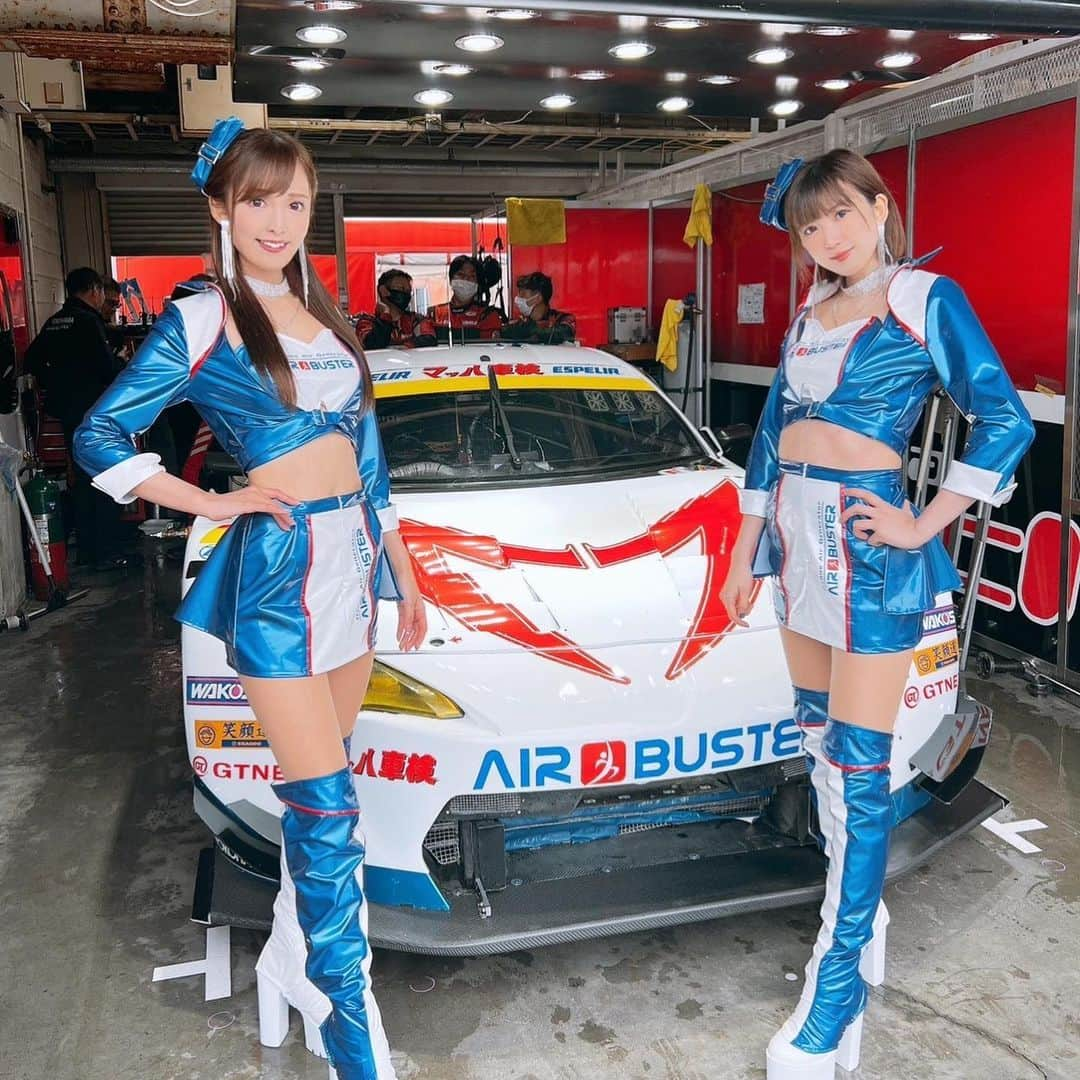 葵井えりかのインスタグラム：「GT開幕戦岡山予選日🏁 エアバスタークイーンズのGTコスチュームもお披露目でした💙  S耐と比べるとタイトで綺麗めに作られています✨  雨の中でしたが冨林選手のサイン会もファンの方が来てくださってました☺️！  大雨の開幕戦🥹雨のレースは辛いですね…。ヘビーウェットでモニター画面でみててもモヤモヤしてナイトレースみたいでした😂 Q1A組は赤旗終了🟥  写真沢山もらったからblog書かなきゃ☺️  #supergt #gt好きな人と繋がりたい #MC86 #airbuster #三友商事株式会社 #マザーシャシー #gt好きな人と繋がりたい #レース好きな人と繋がりたい #岡山国際サーキット #teammach #マッハgogogo #racequeen #葵井えりか」