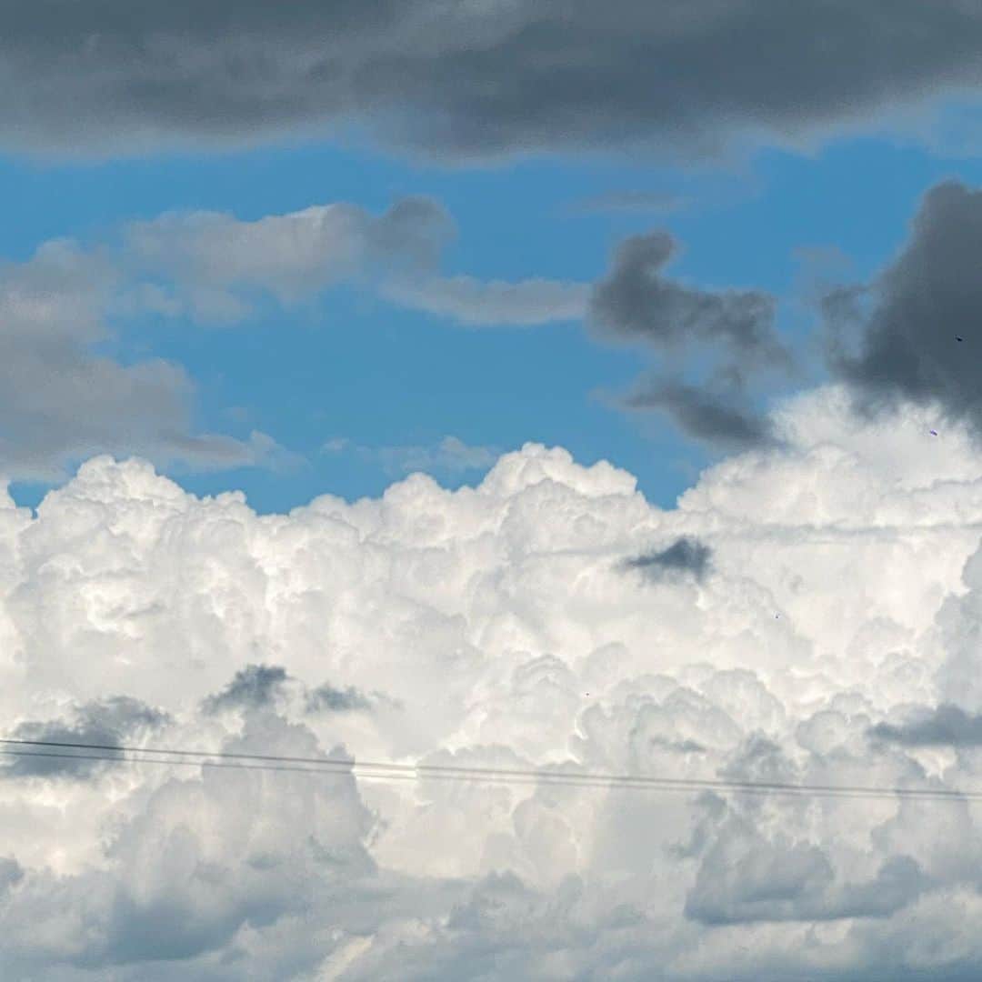 カル・リヴェロさんのインスタグラム写真 - (カル・リヴェロInstagram)「Dia de la tierraaaaa 🤍📹 y las nubes en Uruguay」4月23日 0時27分 - lacalurivero
