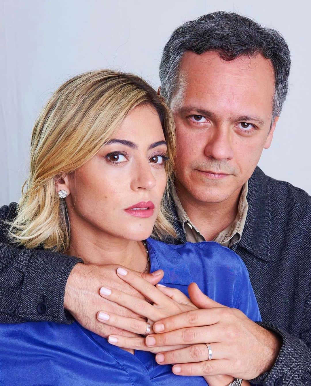 カロウ･カストロのインスタグラム：「Eu sei que só falo nisso… Mas vocês precisam assistir “Ninguém é de Ninguém” pra conhecer a história desse casal e saírem transformados do cinema!  Eu PROMETO que irão se surpreender, despertar, rir, chorar…se emocionar com certeza! HOJE é um dia crucial pro termômetro ( audiência ) do filme. E ele é tão necessário… Quem já viu, sabe.  Quem não viu, corre pra ver !  Já está em cartaz em todo Brasil. Na 1ª foto fixada no meu feed, arrastando pro lado, tem todos os cinemas que estão passando em todo o Brasil.  Conto com vocês, pra que essa história que @zibiagasparettoeterna escreveu através de Lucius, chegue no maior número de pessoas possíveis. Porque o mundo precisa saber o que o AMOR na sua essência e quem sabe, ajudar tá tá gente que está precisando e nem sabe… A arte cura. A arte salva. A arte ajuda.  Meus sinceros beijos e carinho nesse pedido do fundo do meu ❤️ pisciano.   #ninguemedeninguem #cinemanacional #cinemabrasileiro」