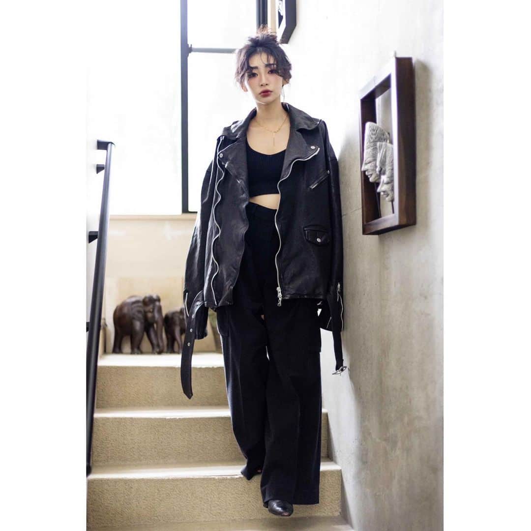 のインスタグラム：「2023 AW  Now on pre-Oder.  BACKLASHのシグネイチャーレザー ジャパンショルダーレザーの 製品染め加工。 このレザーと加工の抜群の相性で 醸し出す独特の存在感。 加工のせいで 波打つファスナーがドラマチック♡ 革は使えば使うほど 艶がでてハードなレザーが妖艶に。 一緒に成長していける まるでベストフレンドみたいなレザー🫶 My new ガールフレンド👯‍♀️♡  Official webstoreにて予約販売中✔︎  #balletbybacklash  #isamukatayamabacklash #イサムカタヤマバックラッシュ #madeinjapan」