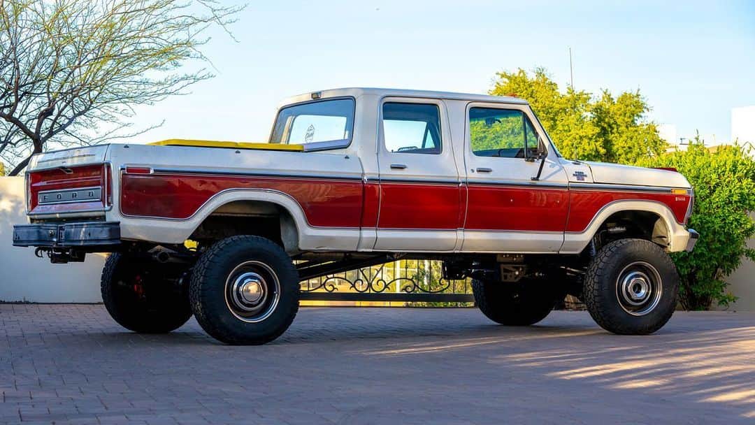 ハウィー・ケンドリックのインスタグラム：「So glad I bought this truck. #pepper #f250 #classicford #crewcab」