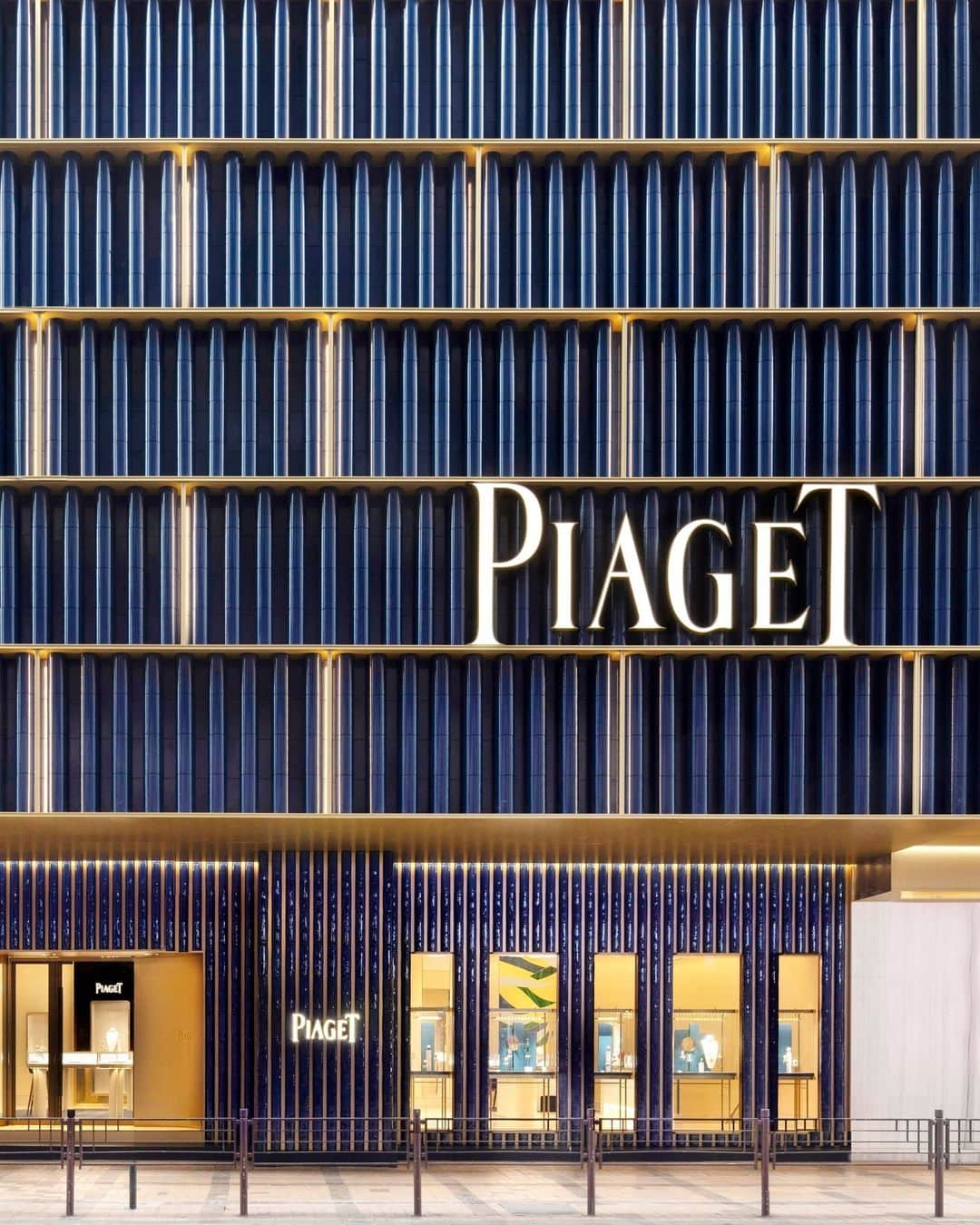 ピアジェさんのインスタグラム写真 - (ピアジェInstagram)「A memorable first foray into the unique Piaget experience. The iconic blue and gold façade of the new flagship boutique Salon Piaget on Canton Road symbolizes the legendary goldsmithing ability and infinite possibilities of Piaget’s craftmanship.  #Piaget #MaisonOfExtraleganza #PiagetSociety」4月22日 23時00分 - piaget