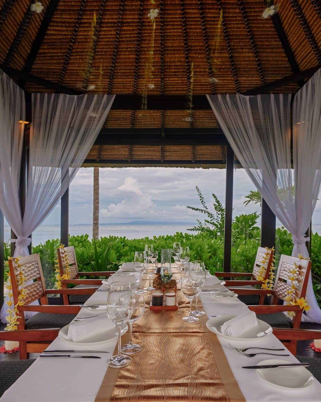 Conrad Hotelsさんのインスタグラム写真 - (Conrad HotelsInstagram)「Gather sustainably amongst the panoramic ocean views and contemporary design at @conradbali.   We invite you to host earth-friendly events on property with a range of sustainable options. You can enjoy locally sourced food through the "producer-to-plate" program, indulge in refreshments made with 100% Bali-sourced ingredients, and more.  To craft your next experience and learn more, click the link in our bio.」4月22日 23時00分 - conradhotels