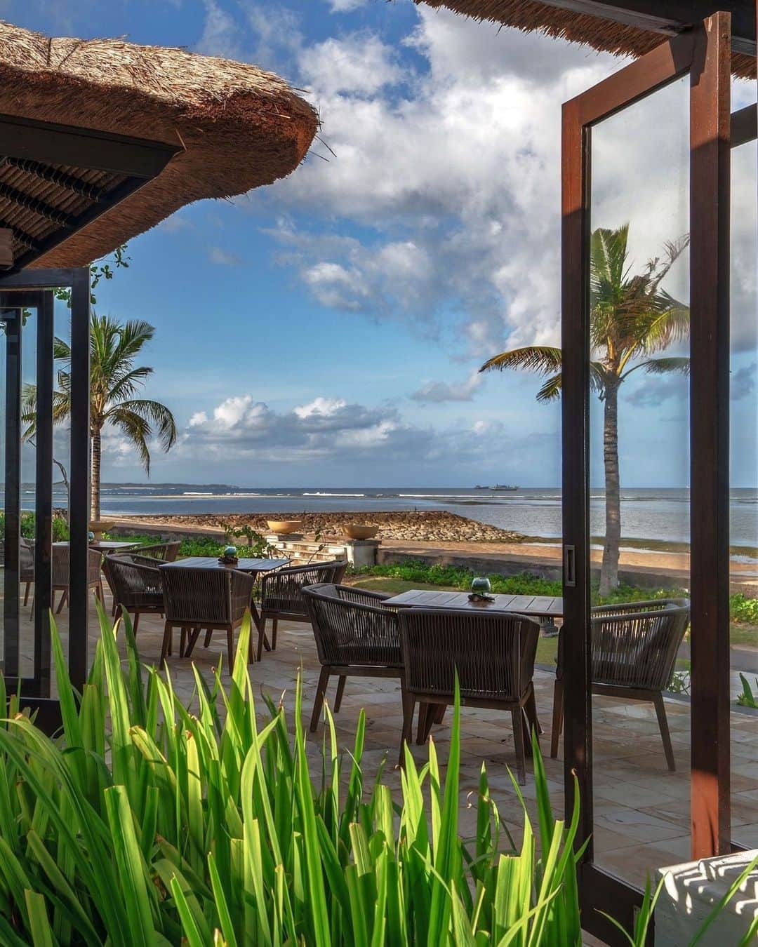 Conrad Hotelsのインスタグラム：「Gather sustainably amongst the panoramic ocean views and contemporary design at @conradbali.   We invite you to host earth-friendly events on property with a range of sustainable options. You can enjoy locally sourced food through the "producer-to-plate" program, indulge in refreshments made with 100% Bali-sourced ingredients, and more.  To craft your next experience and learn more, click the link in our bio.」