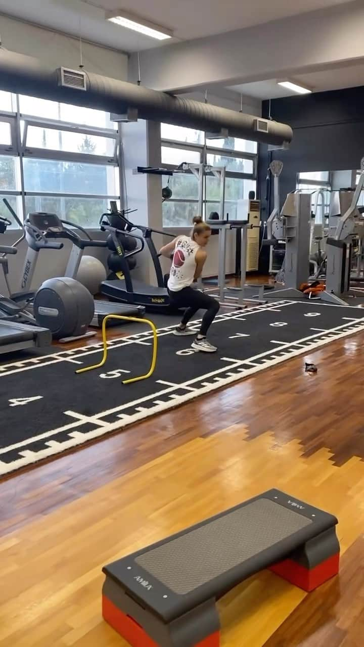 マリア・サッカリのインスタグラム：「Tag someone who you know would crush this workout 👊」