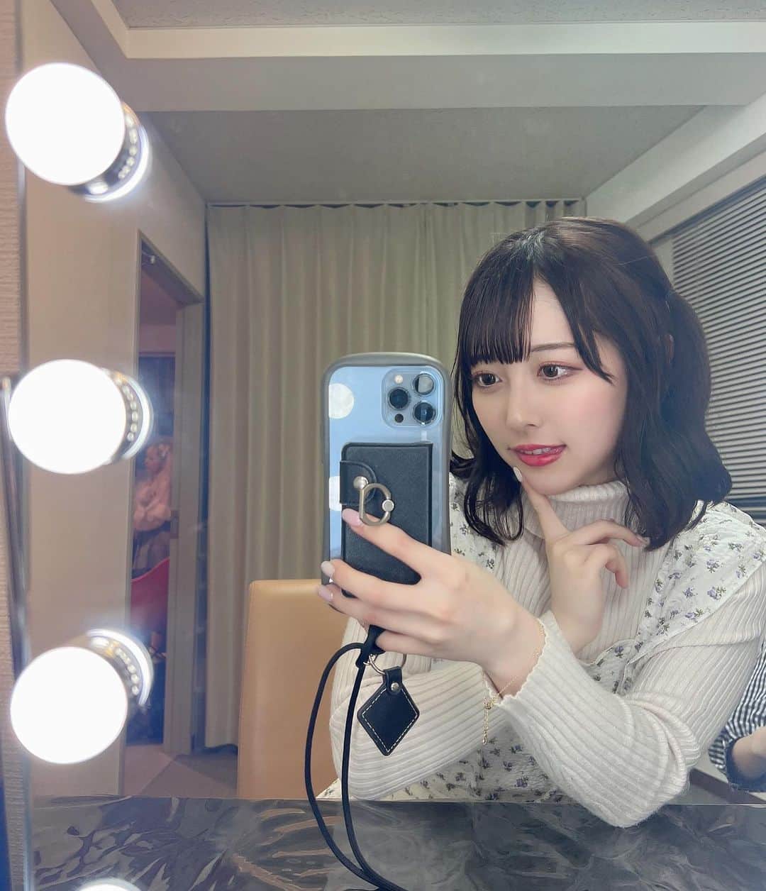 のインスタグラム：「撮影後で髪の毛ボサボサになっちゃった〜  ふわふわハーフツイン気に入りました（◜~◝⸝⸝）  ・ ・   #idol  #japaneseidol  #jamscollection  #selfie  #like  #followme #instagram  #mirrorselfie  #girl  #niceclaup  #knit   #アイドル #ジャムズ #保科凜 #ハーフツイン  #ボブヘアアレンジ  #自撮り」