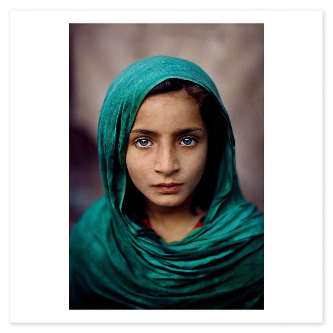 スティーブ・マカリーのインスタグラム：「This image is available for Magnum's Square Print Sale until Sunday, April 23rd. This young, ten-year-old Afghan refugee girl living in Peshawar, Pakistan, had never seen her homeland of Afghanistan.   Link to purchase: https://www.magnumphotos.com/shop/collections/square-prints-04-23/magnum-square-print-vital-signs-steve-mccurry/?fbclid=PAAabIgK3rjs-IJeduqMK4r4j3zF0oziJBgW4RGMcSJPN38cxSMfjKTqYZEB0」