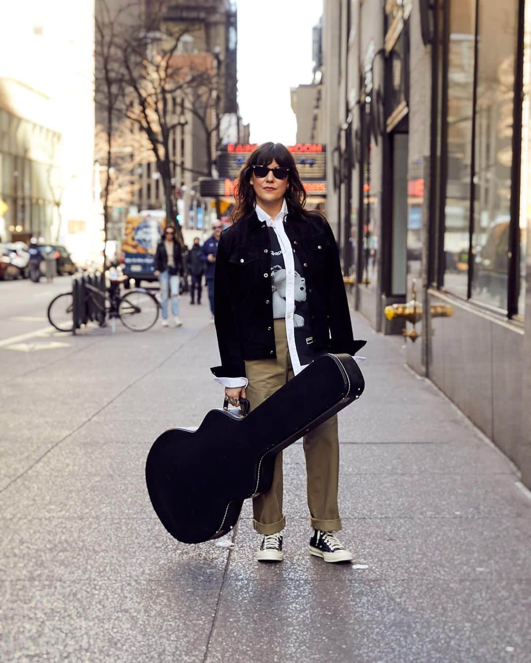 トッドスナイダーさんのインスタグラム写真 - (トッドスナイダーInstagram)「Meet Shonda, GM of our Rockefeller Center store, who has a style she makes uniquely her own.  Shonda wears the Italian Suede Suede Dylan Jacket, Relaxed Selvedge Chino and our TS X Savant Studios “Lady Day” Oxford.  #TeamTS」4月22日 23時14分 - toddsnyderny